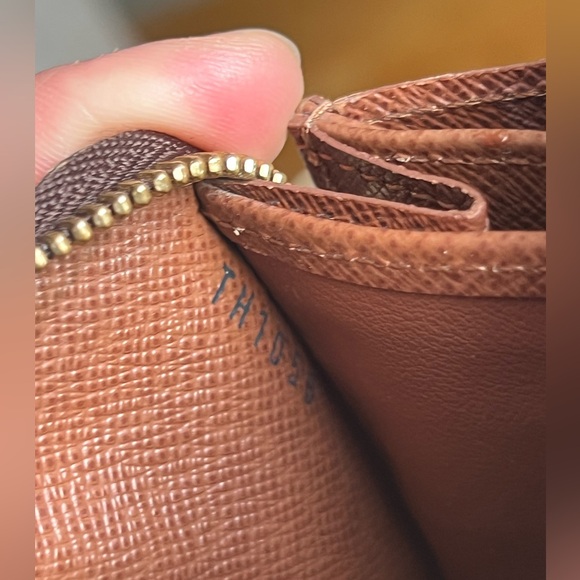 Louis Vuitton Zippy Coin Purse - Picture 11 of 11